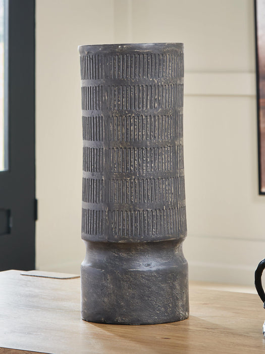 Beninworth Vase - Clarks Hardware - Iowa